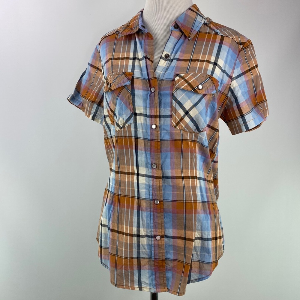 EUC short sleeve plaid top with snaps